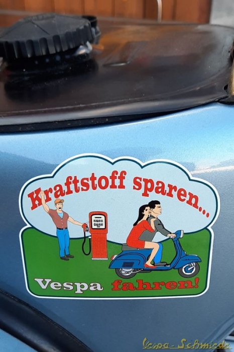 Aufkleber "Kraftstoff sparen ... Vespa fahren!"